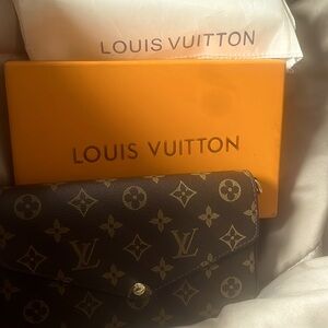 Brand new bag ordered 1 and my boyfriend ordered me 1 don’t need 2 of same bags